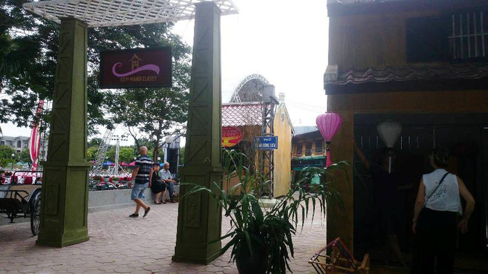 cổng trang trí trên Phố đi bộ Trịnh Công Sơn